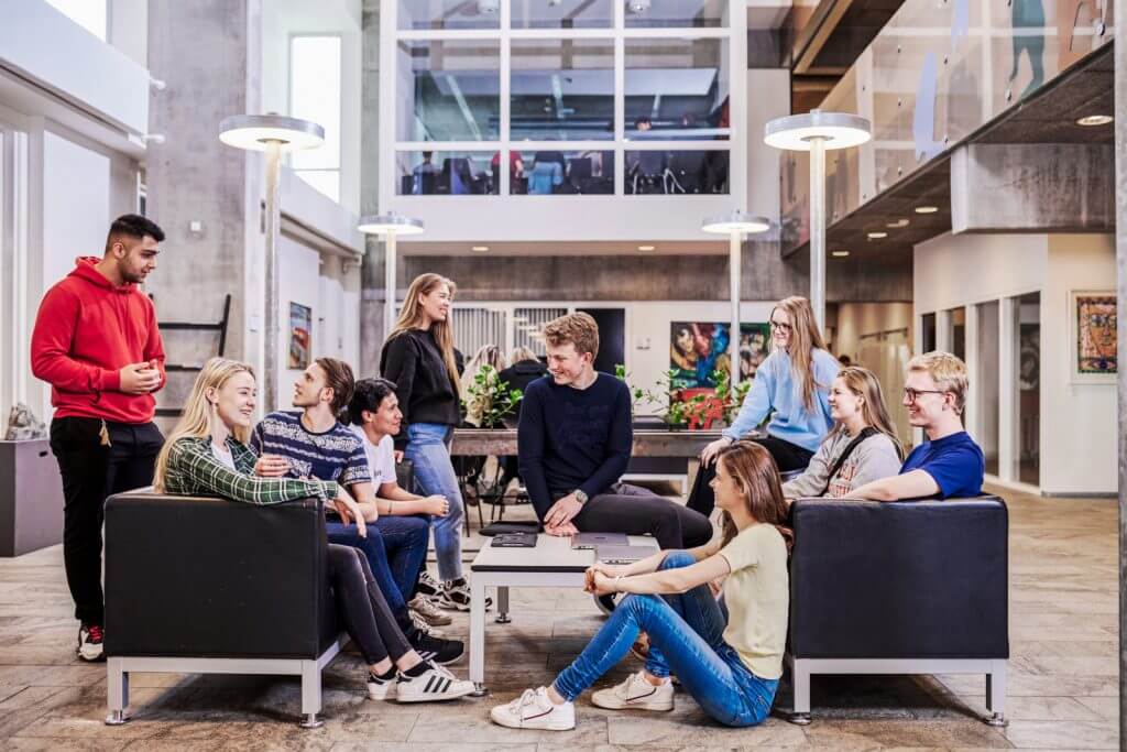 En gruppe elever hygger i sofagruppe på Campus Vejle