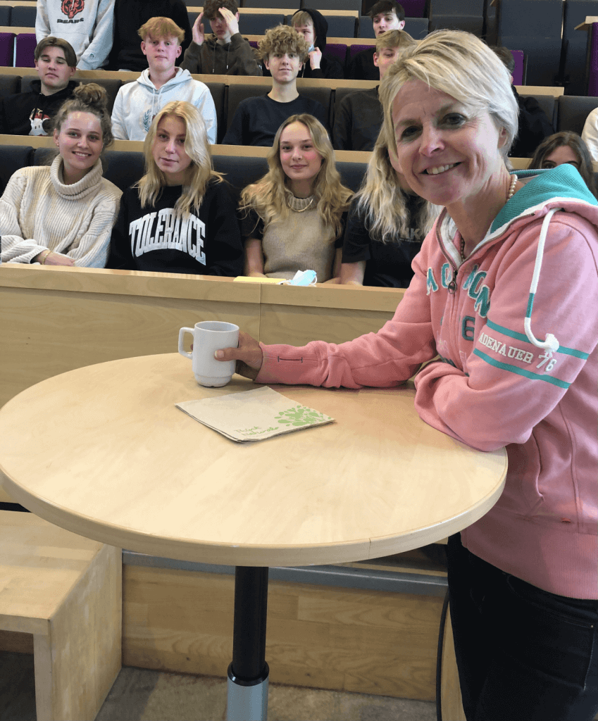 Lotte Friis sammen med elever på Campus Vejle
