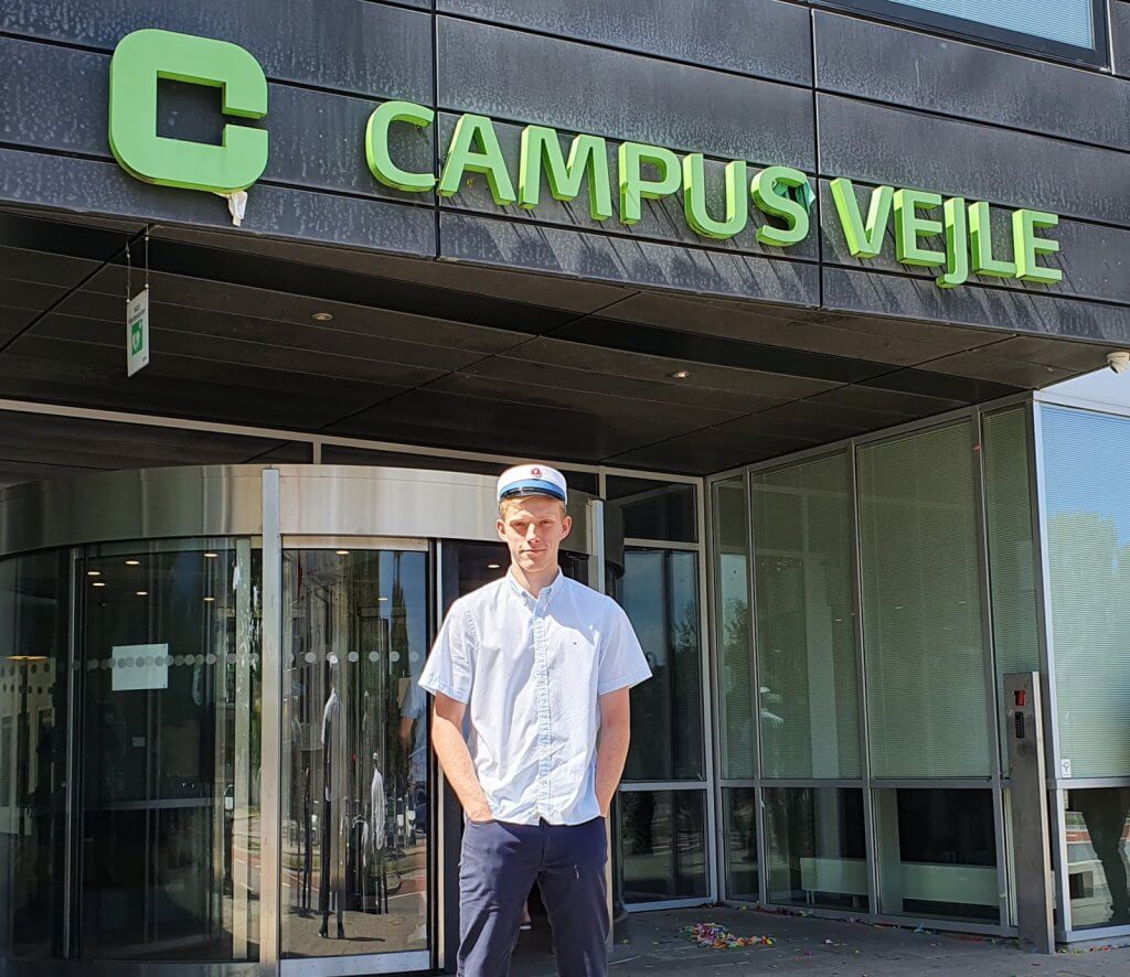 Nicolai foran Campus Vejle. Han blev HF student under Corona og hjemmeundervisning