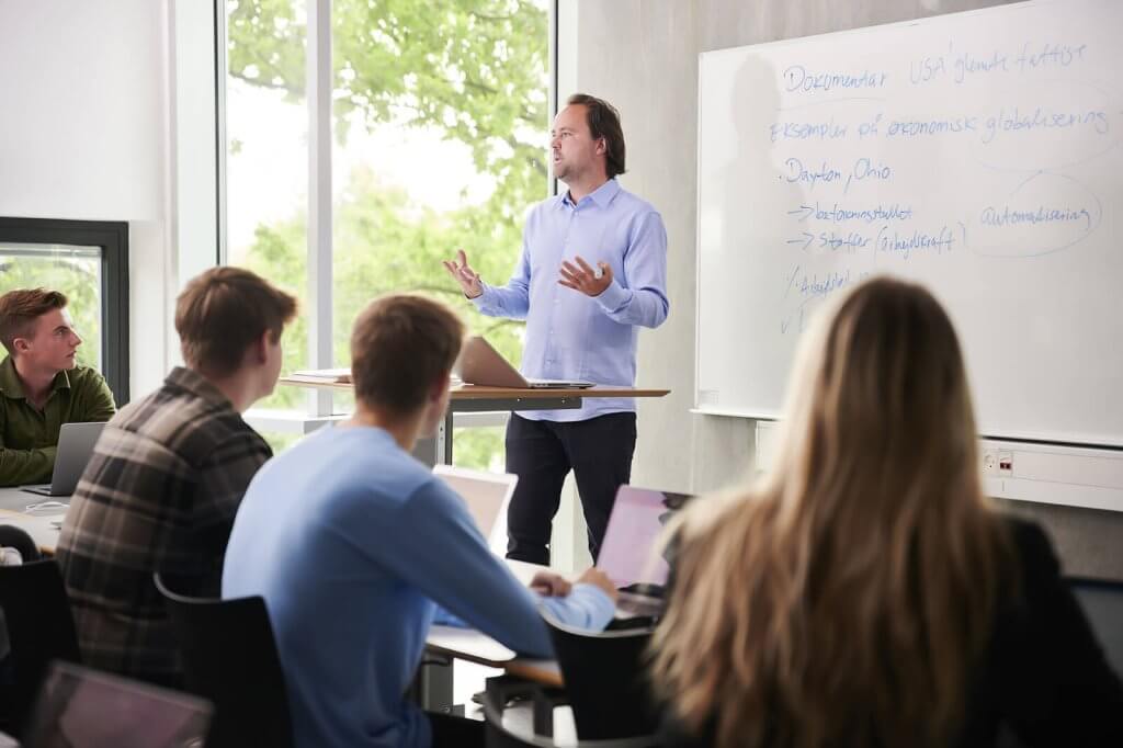 Lærer underviser på Campus Vejle