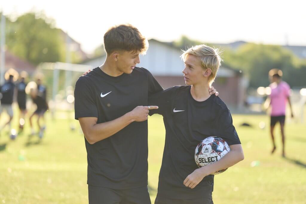 2 drenge snakker sammen efter fodboldtræning på Sportscollege Campus Vejle