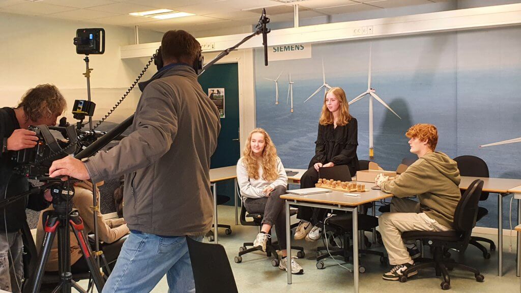 Slovensk tv hold optager elever fra EUX Business på Campus Vejle.